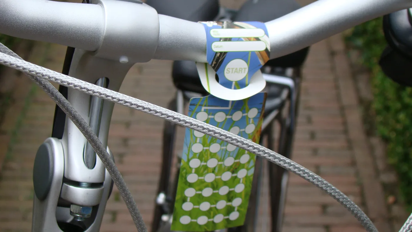 Bedrukt fietslabel met knooppuntenroute aan een fietsstuur
